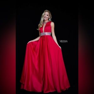 Vienna Prom/Pageant gown size 4; altered to approx 0/2. Excellent condition.